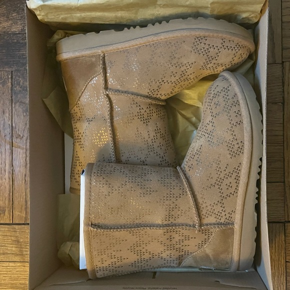 UGG AUSTRALIA METALLIC BOOTS - Picture 3 of 5
